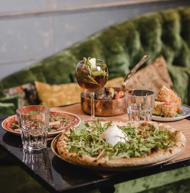 Photo d'une table garnie de plats