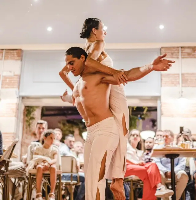 Deux danseurs en train de faire des acrobaties