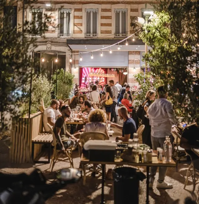 Photo de nuit de la terrasse animée de la Prima Circus