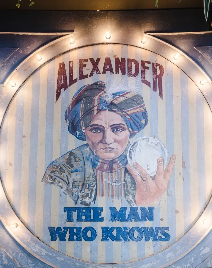 Photo d'un tableau, on y voit une voyante avec sa boule de crystal. On peut lire dessus Alexander The Man