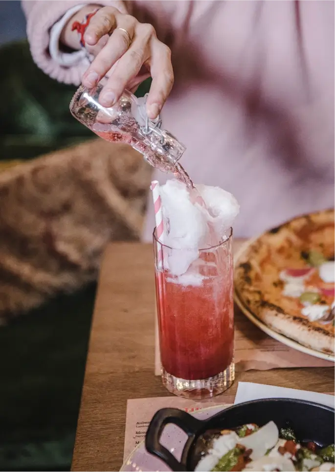 Service d'un cocktail à la barbe à papa
